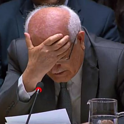 Embajador llorando