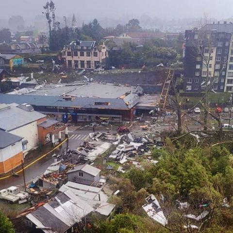 Intenso tornado sorprende a Chile; reportan múltiples daños estructurales