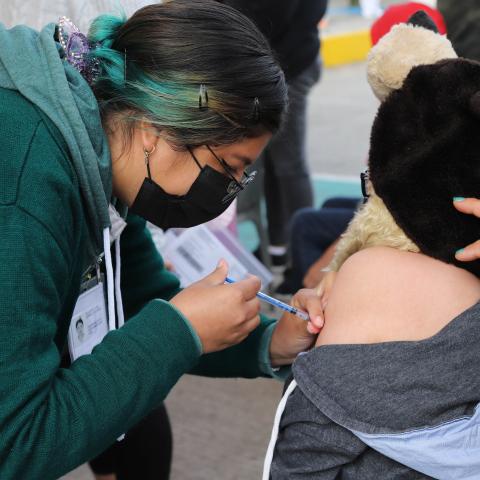 Reconoce ISSEA desconfianza ciudadana a la vacunación; campaña será permanente en el estado