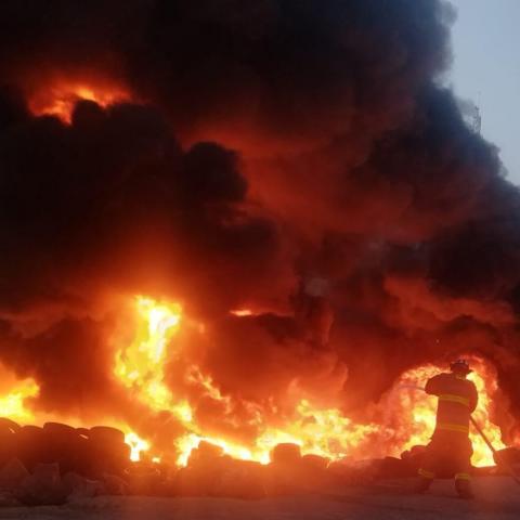 Incendio en centro de acopio de llantas
