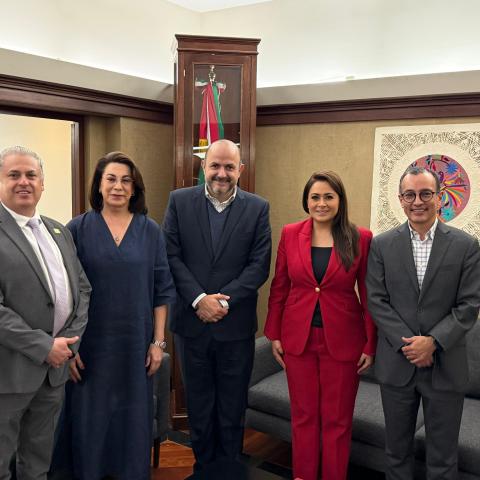 Tere Jiménez con funcionarios