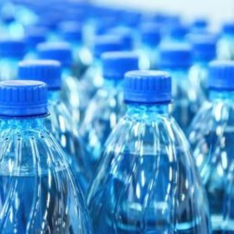 El gobierno francés encubrió el tratamiento ilegal del agua embotellada por parte de Nestlé