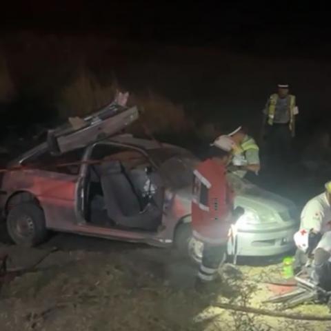 El exceso de velocidad provocó que el conductor perdiera el control del volante y se saliera de la carretera