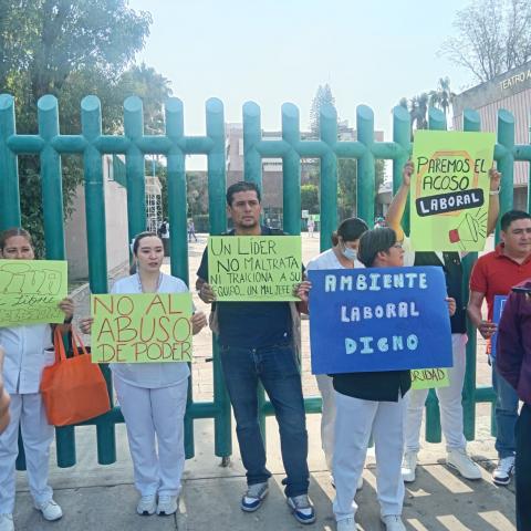 Personal HGZ #1 se manifiesta contra presunto hostigamiento laboral; piden destituciones