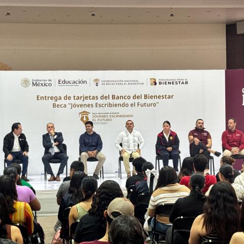 Entrega federación becas a universitarios y busca extenderlas hasta nivel preescolar