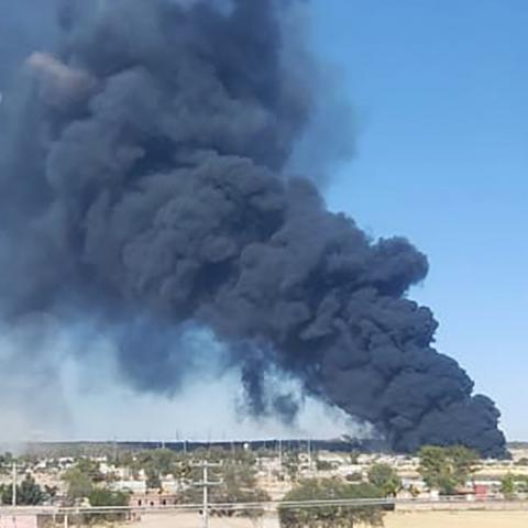 Decenas de llantas de desperdicio fueron consumidas por el fuego