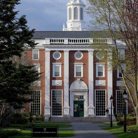Harvard demanda a la administración Trump por prohibir la matriculación de alumnos extranjeros