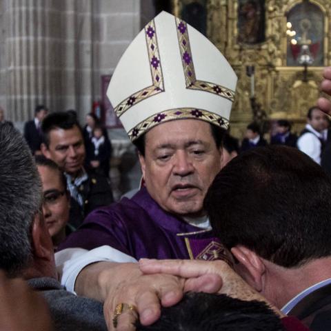 Jueza federal multa al Gobierno de la CDMX por no devolver impuestos al cardenal Norberto Rivera