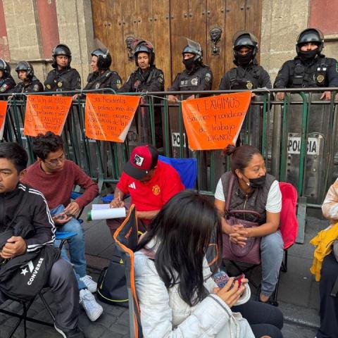 Maestros de la CNTE bloquean accesos a Palacio Nacional previo a ‘mañanera’ de Sheinbaum