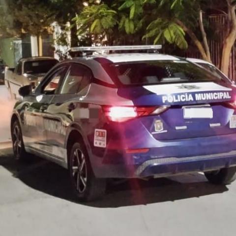 Sin motivo alguno, el adolescente dañó la unidad oficial que cumplía con un patrullaje de rutina en Blvd Guadalupano