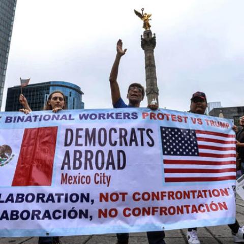 Protestan contra Trump frente a embajada de EE.UU. en México