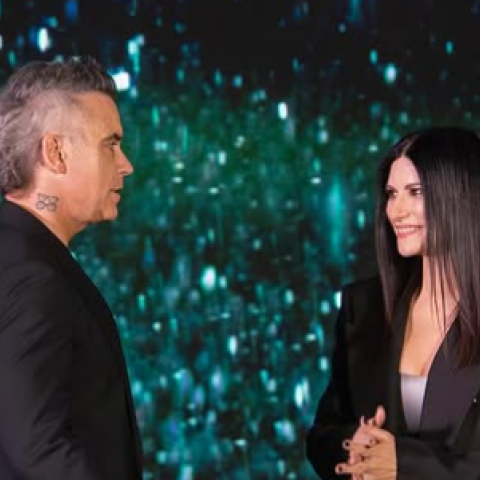  Laura Pausini y Robbie Williams unen sus voces en “Desire”, el himno oficial del Mundial de Clubes de la FIFA