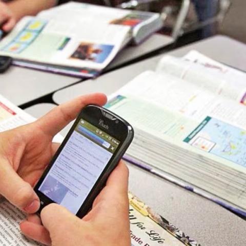 Jalisco busca prohibir celulares en escuelas ante reclutamiento criminal