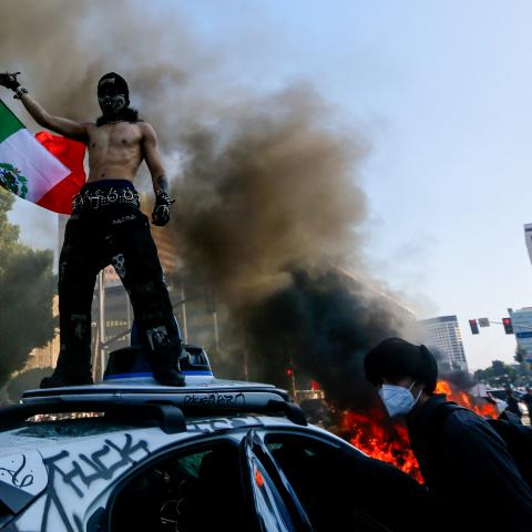 Embajador de EE. UU. condena violencia en protestas de Los Ángeles tras redadas migratorias
