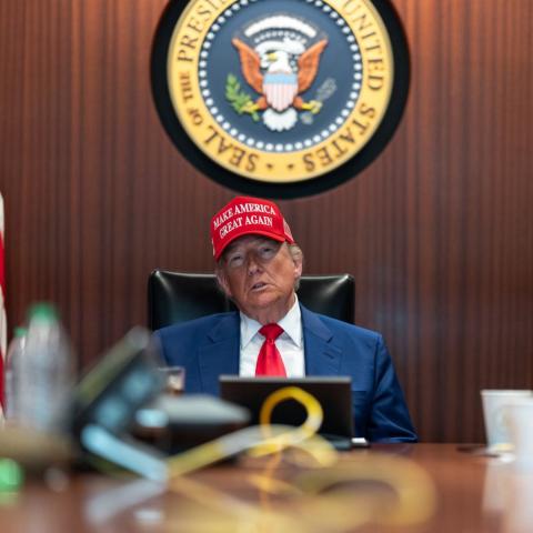 Trump sugiere respaldo a un "cambio de régimen" en Irán tras bombardeos