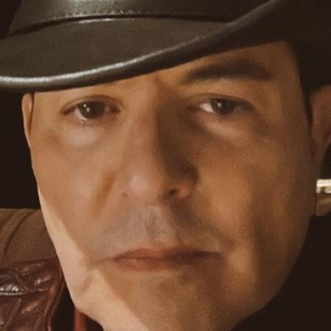 Ernesto Laguardia sufre percance automovilístico y solicita ayuda