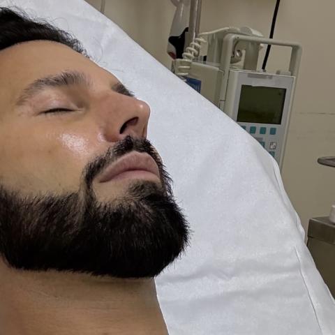 Poncho de Nigris publica fotografía desde una cama de hospital