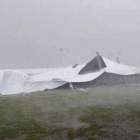Colapsa estructura donde se presentaría Caifanes en Tlaxcala