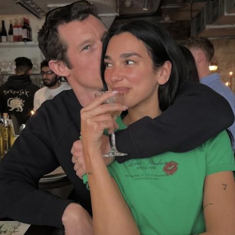 Dua Lipa anuncia que se ha comprometido con Callum Turner