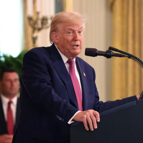 Trump urge a Irán concretar un acuerdo sobre desarrollo nuclear tras ataque de Israel