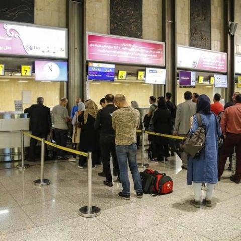 Irán reabre parcialmente su espacio aéreo, pero mantiene cerrados los aeropuertos de Teherán
