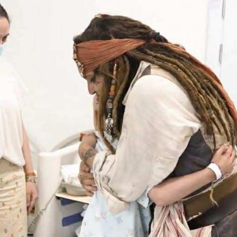 Johnny Depp se viste de Jack Sparrow para visitar a niños con cáncer
