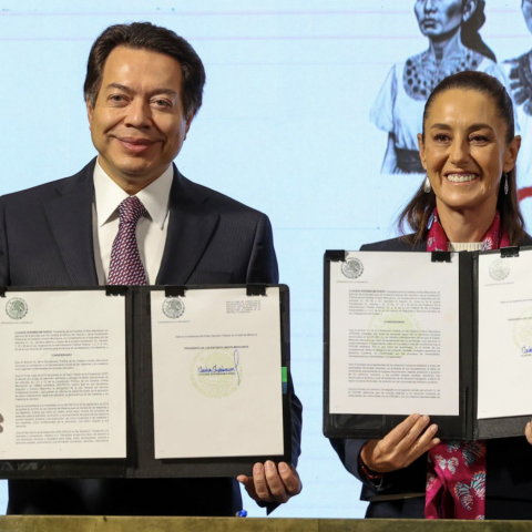 Sheinbaum firmó dos decretos para disminuir cinco años la edad de jubilación de los maestros y facilitar su movilidad
