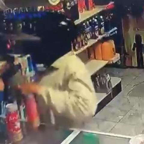 Una cámara de seguridad documenta el robo con violencia en contra de una joven de 18 años que estaba al frente de una tienda de abarrotes