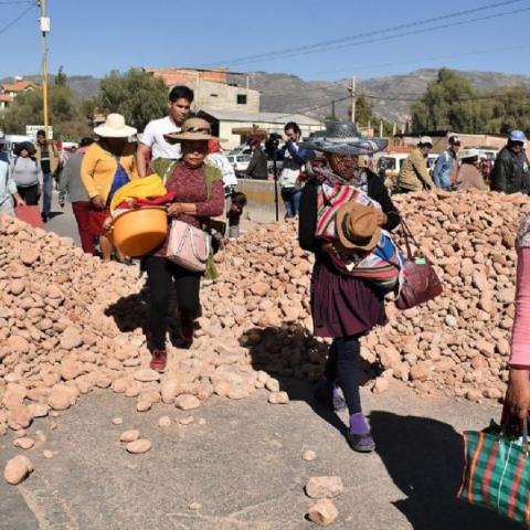 Bloqueos en Bolivia: seguidores de Evo Morales exigen renuncia de Arce y habilitación de su líder como candidato