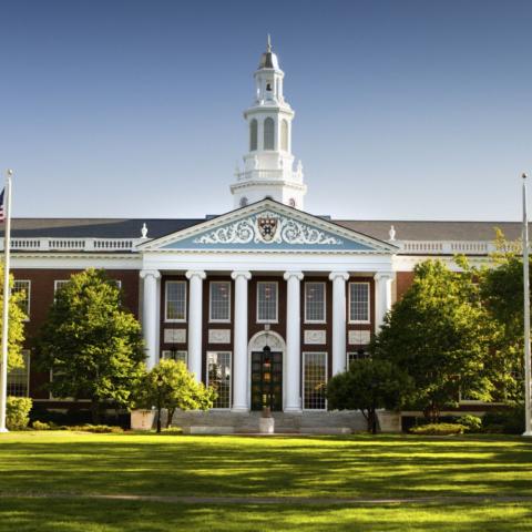 Jueza federal bloquea suspensión de visados a estudiantes extranjeros de Harvard impulsada por Trump
