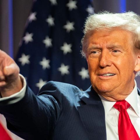 Trump amenaza con arancel adicional del 10% a países que se "alineen" con los BRICS