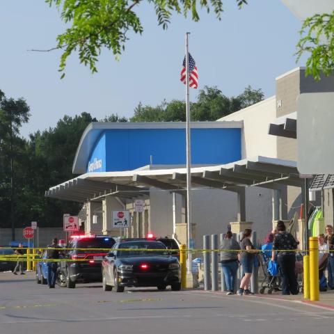  Hombre ataca con cuchillo a 11 personas frente a un supermercado en Michigan