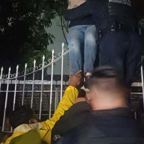 Las lluvias provocaron una situación de alto riesgo en Villas de Montecarlo; seis personas, incluidos menores, fueron puestas a salvo