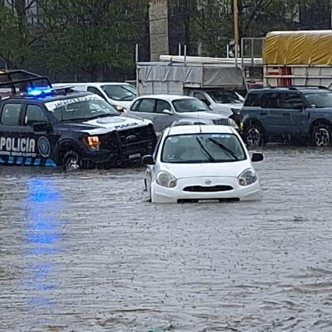 ¿Qué hacer si queda atrapado dentro de su automóvil dentro de una corriente de agua? 