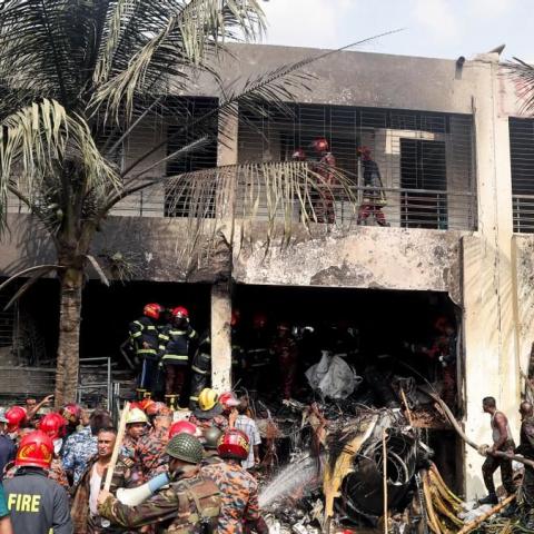 Al menos 16 muertos tras estrellarse avión militar en zona escolar de Bangladés