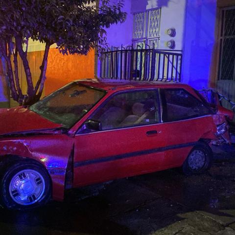 Su loco viaje concluyó al estrellarse contra la fachada de una casa