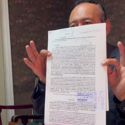 Daniel Cisneros muestra denuncia de agresiones en su contra 