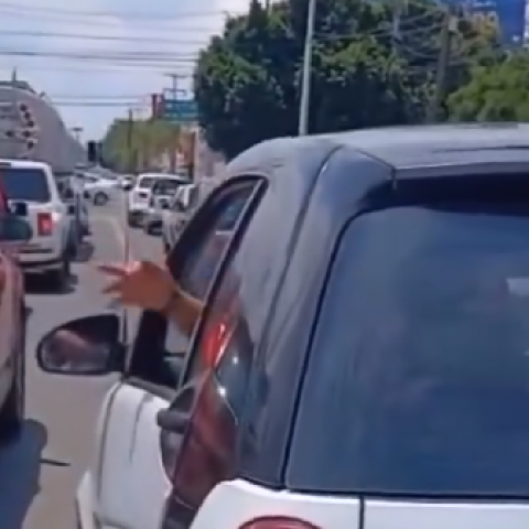 Joven conductor es captado en altercado vial en Aguascalientes