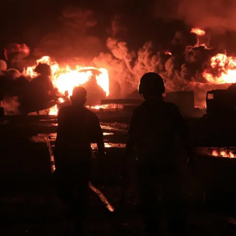 Israel bombardea el puerto de Al Hodeida en Yemen tras ataque hutí con misiles