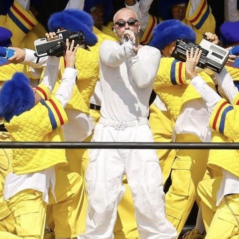J Balvin sorprende en la final del Mundial de clubes al lado de Coldplay y Doja Cat l