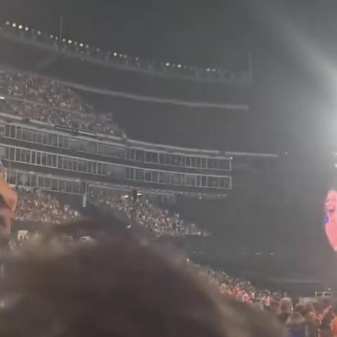 Chris Martin de Coldplay bromea con el público tras escándalo de infidelidad en su concierto