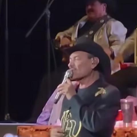 Eliseo Robles se desvanece durante concierto del Palomazo Norteño