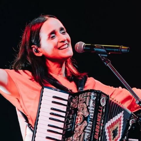 Julieta Venegas recibirá prestigioso premio en España por su compromiso social y trayectoria artística