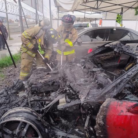 Incendio en lote de autos 