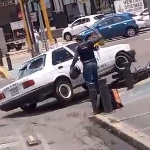 La escena violenta fue captada en celular por varios automovilistas que coincidieron en ese crucero