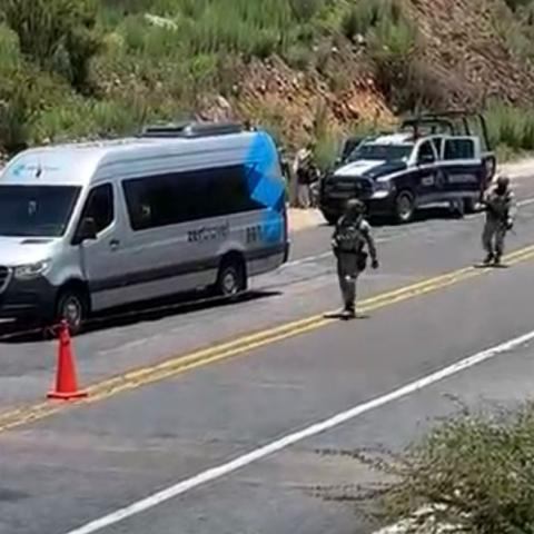 Civiles armados en vehículo perseguían la Sprinter gris de Zer Travel; dos turistas de Aguascalientes fallecieron y otros dos resultaron heridos