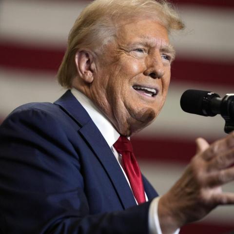 Trump propone deportar a personas nacidas en EE.UU. y defiende nuevo centro migratorio "Alligator Alcatraz"