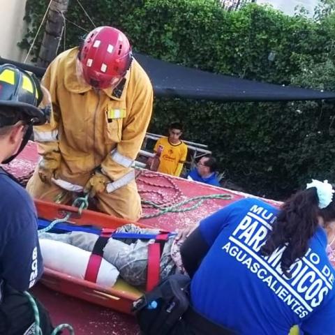 Paramédicos y bomberos lograron rescatarlo en el fraccionamiento Jardines de la Concepción
