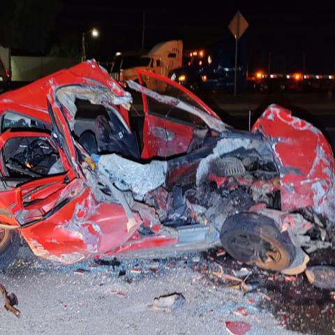 El conductor salió expulsado de su auto tras estrellarse contra un tráiler; el vehículo quedó completamente destrozado