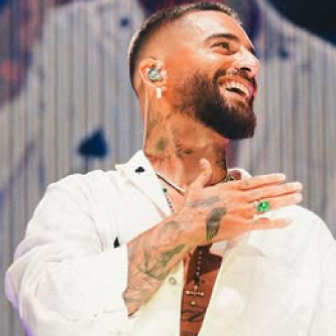 Maluma regaña a fan por llevar a bebé a su concierto